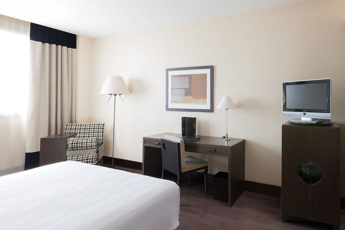 Imagen de la habitación del Hotel NH Alicante. Foto 10