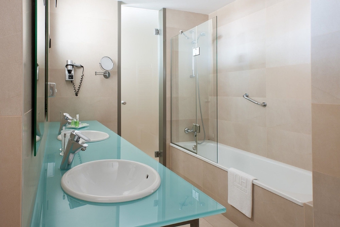 Imagen de la habitación del Hotel NH Alicante. Foto 13