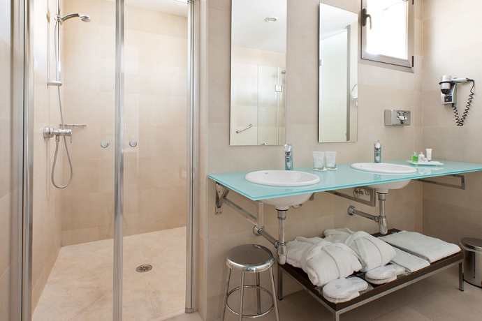 Imagen de la habitación del Hotel NH Alicante. Foto 14