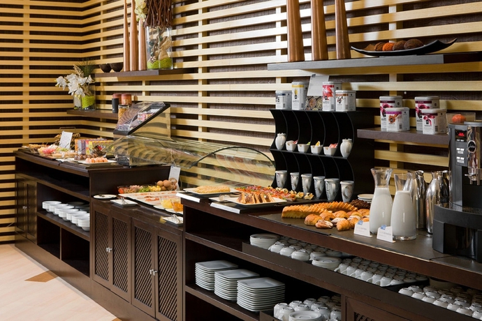 Imagen del bar/restaurante del Hotel NH Alicante. Foto 6