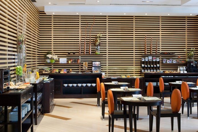 Imagen del bar/restaurante del Hotel NH Alicante. Foto 7