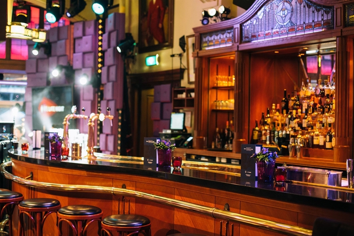 Imagen del bar/restaurante del Hotel NH Amsterdam Schiller. Foto 4