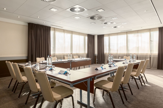 Imagen de los interiores del Hotel NH Amsterdam Schiphol Airport. Foto 10