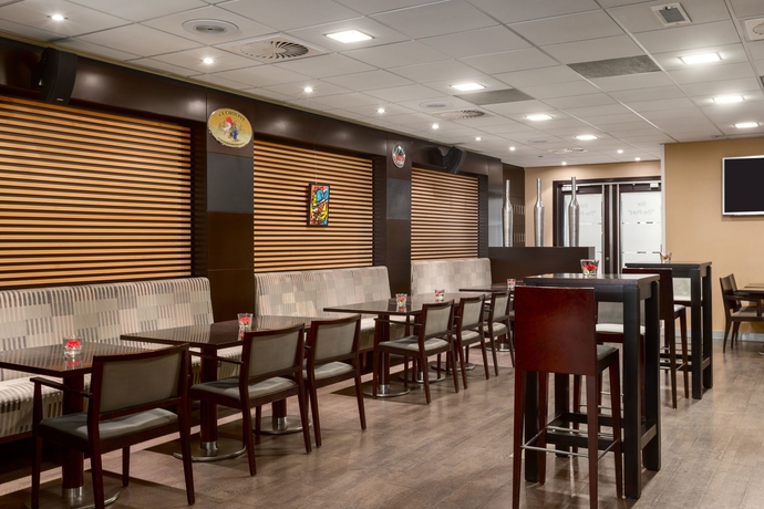 Imagen de los interiores del Hotel NH Amsterdam Schiphol Airport. Foto 11