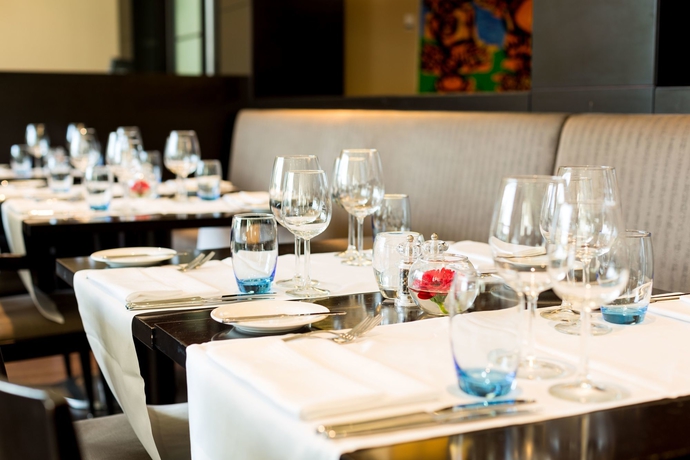 Imagen del bar/restaurante del Hotel NH Amsterdam Schiphol Airport. Foto 6