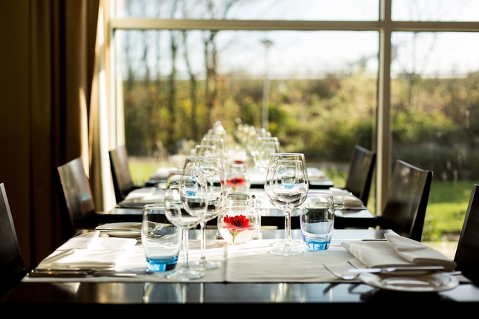 Imagen del bar/restaurante del Hotel NH Amsterdam Schiphol Airport. Foto 7