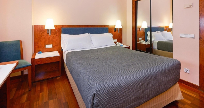 Imagen de la habitación del Hotel NH Barcelona Entenza. Foto 3