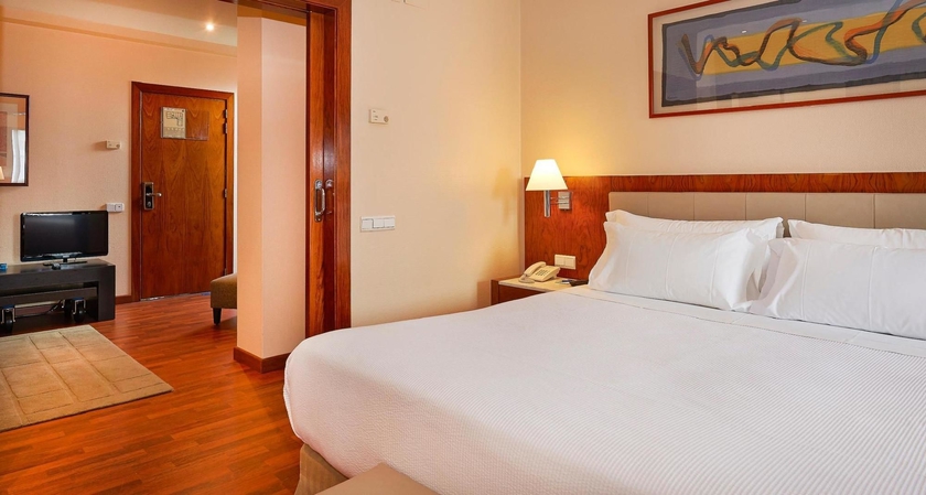 Imagen de la habitación del Hotel NH Barcelona Entenza. Foto 5