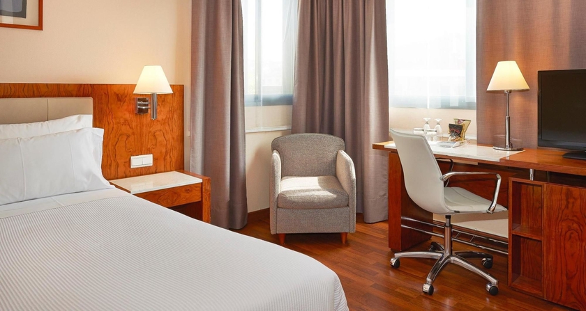 Imagen de la habitación del Hotel NH Barcelona Entenza. Foto 7