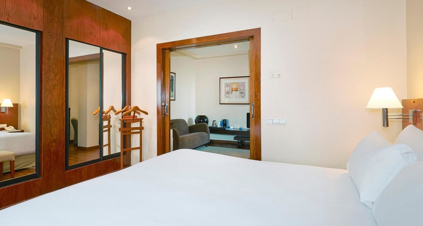 Imagen de la habitación del Hotel NH Barcelona Entenza. Foto 9