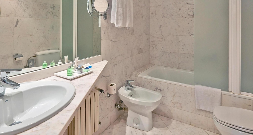 Imagen de la habitación del Hotel NH Barcelona Entenza. Foto 10