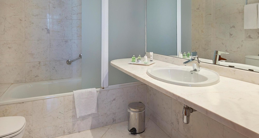 Imagen de la habitación del Hotel NH Barcelona Entenza. Foto 11