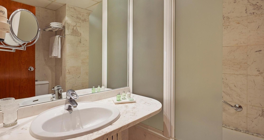 Imagen de la habitación del Hotel NH Barcelona Entenza. Foto 12