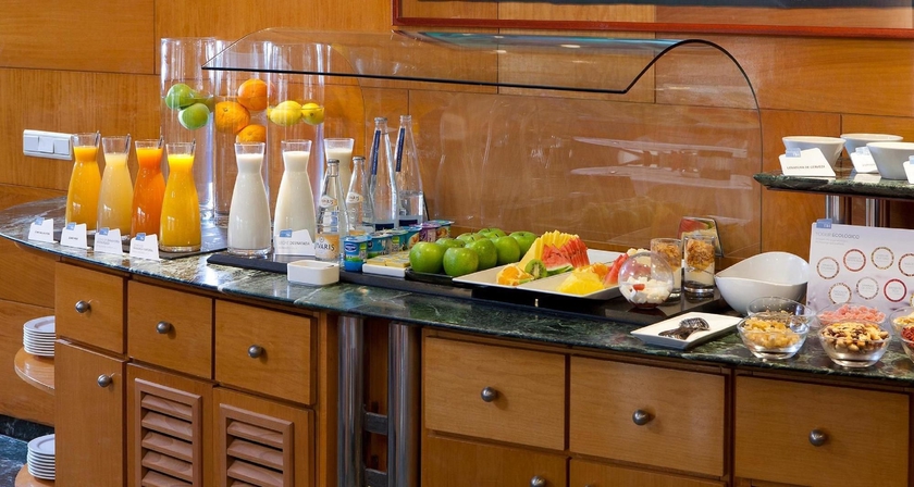 Imagen del bar/restaurante del Hotel NH Barcelona Entenza. Foto 2