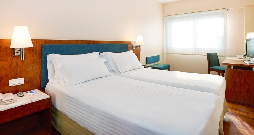 Imagen de la habitación del Hotel NH Barcelona Entenza. Foto 13