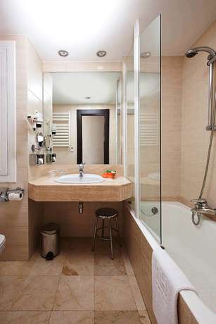 Imagen de la habitación del Hotel NH Barcelona Les Corts. Foto 4