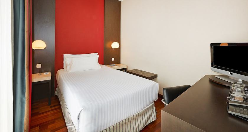 Imagen de la habitación del Hotel NH Barcelona Les Corts. Foto 12