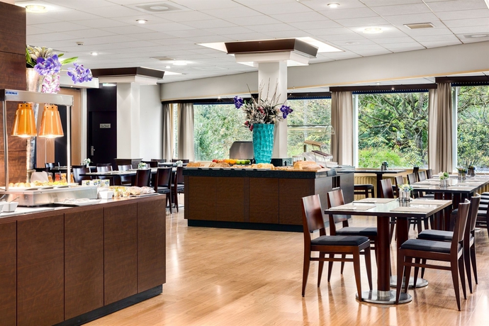 Imagen del bar/restaurante del Hotel NH Best. Foto 3