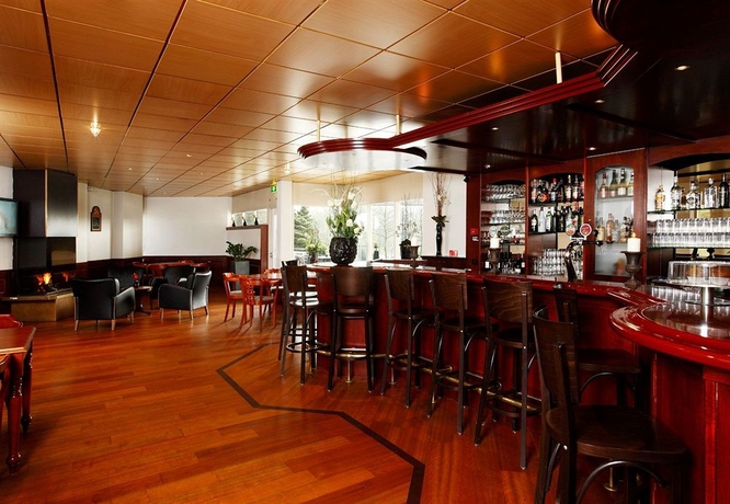 Imagen del bar/restaurante del Hotel NH Best. Foto 4