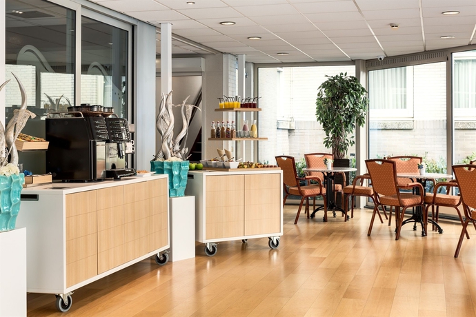 Imagen del bar/restaurante del Hotel NH Best. Foto 7