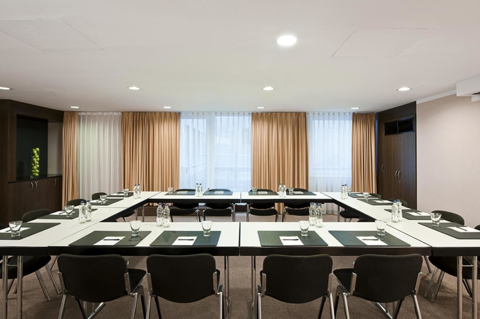 Imagen de los interiores del Hotel NH Budapest City. Foto 14