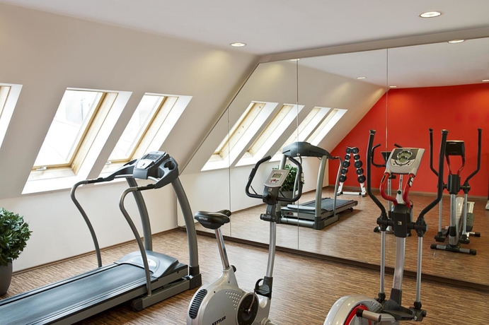 Imagen de los interiores del Hotel NH Budapest City. Foto 15