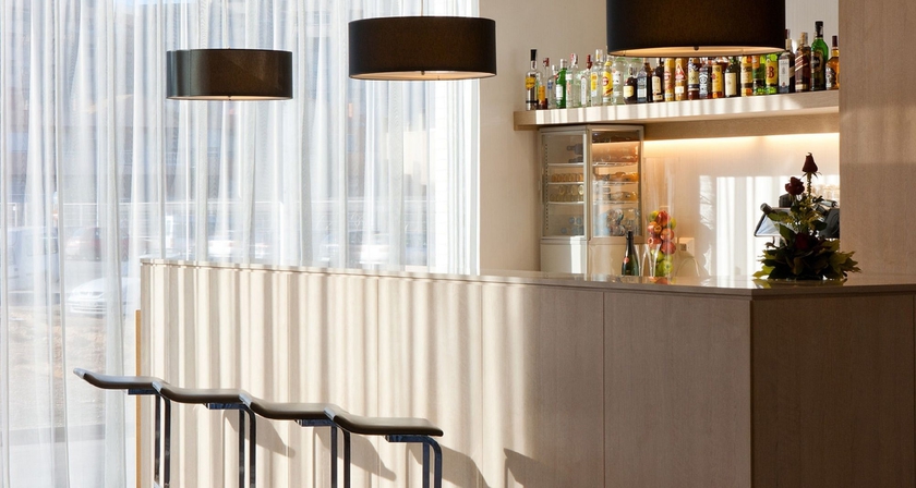 Imagen del bar/restaurante del Hotel NH Campo Cartagena. Foto 4