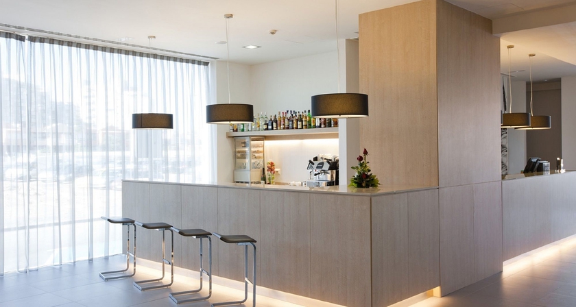 Imagen del bar/restaurante del Hotel NH Campo Cartagena. Foto 5