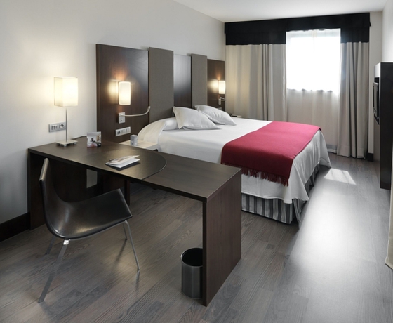 Imagen de la habitación del Hotel NH Campo de Gibraltar. Foto 11