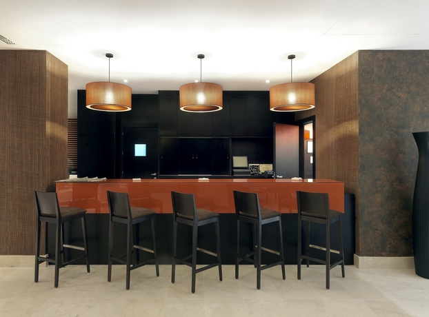 Imagen del bar/restaurante del Hotel NH Campo de Gibraltar. Foto 5