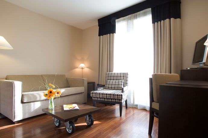 Imagen de la habitación del Hotel NH Canciller Ayala Vitoria. Foto 8