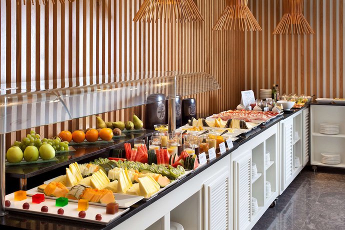 Imagen del bar/restaurante del Hotel NH Canciller Ayala Vitoria. Foto 2