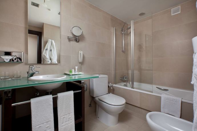 Imagen de la habitación del Hotel NH Canciller Ayala Vitoria. Foto 13