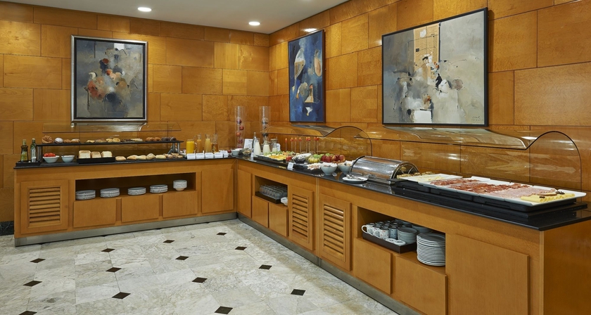 Imagen del bar/restaurante del Hotel NH Ciutat de Reus. Foto 2