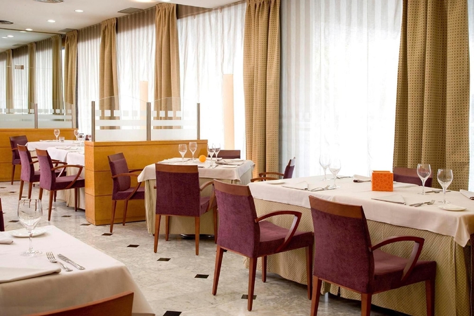 Imagen del bar/restaurante del Hotel NH Ciutat de Reus. Foto 5