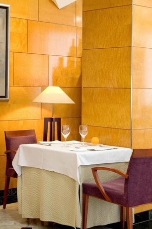 Imagen del bar/restaurante del Hotel NH Ciutat de Reus. Foto 6