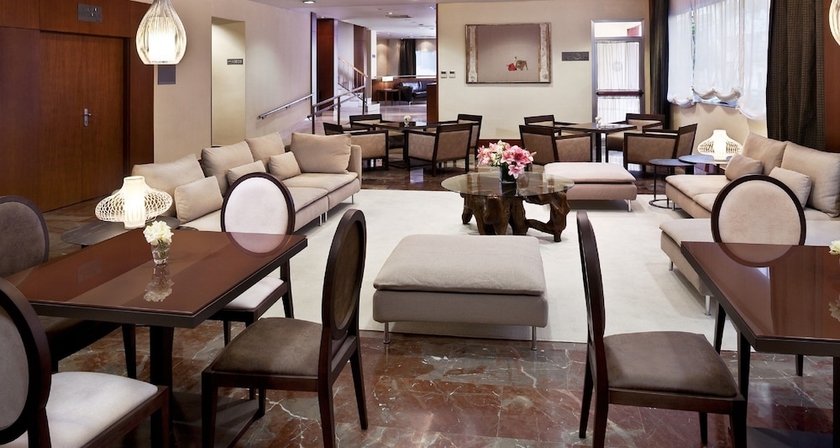 Imagen de los interiores del Hotel NH Córdoba Califa. Foto 18