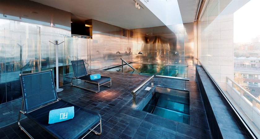 Imagen de la piscina del Hotel NH Collection Barcelona Constanza. Foto 15