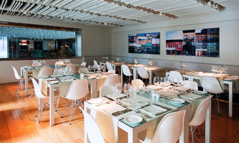 Imagen del bar/restaurante del Hotel NH Collection Barcelona Constanza. Foto 4