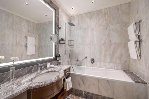 Imagen general del Hotel NH Collection Carlo IV. Foto 2