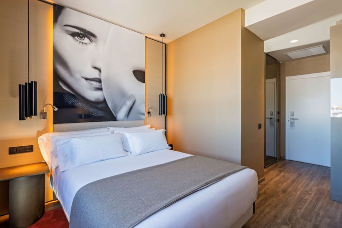 Imagen de la habitación del Hotel NH Collection Madrid Suecia. Foto 6