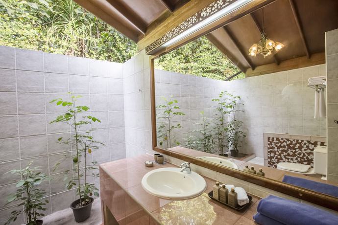 Imagen de la habitación del Hotel NH Collection Maldives Reethi Resort. Foto 8