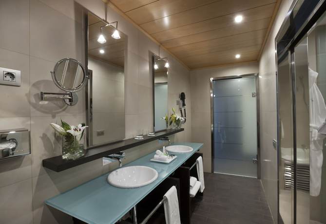 Imagen de la habitación del Hotel NH Collection Sevilla. Foto 14