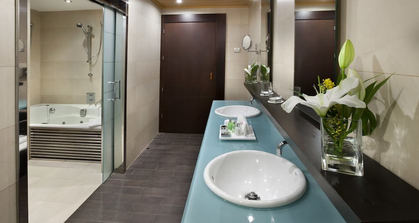 Imagen de la habitación del Hotel NH Collection Sevilla. Foto 15