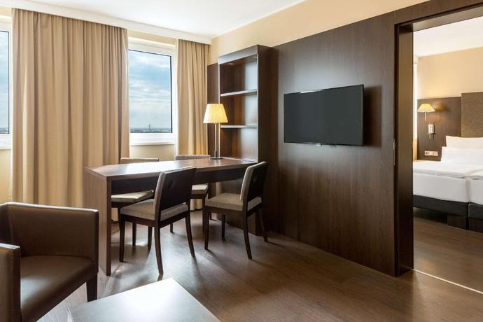 Imagen de la habitación del Hotel NH Danube City. Foto 6