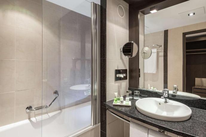 Imagen de la habitación del Hotel NH Danube City. Foto 7