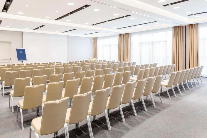 Imagen de los interiores del Hotel NH Danube City. Foto 13