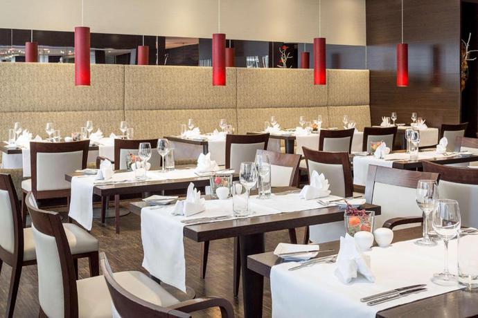 Imagen del bar/restaurante del Hotel NH Danube City. Foto 4