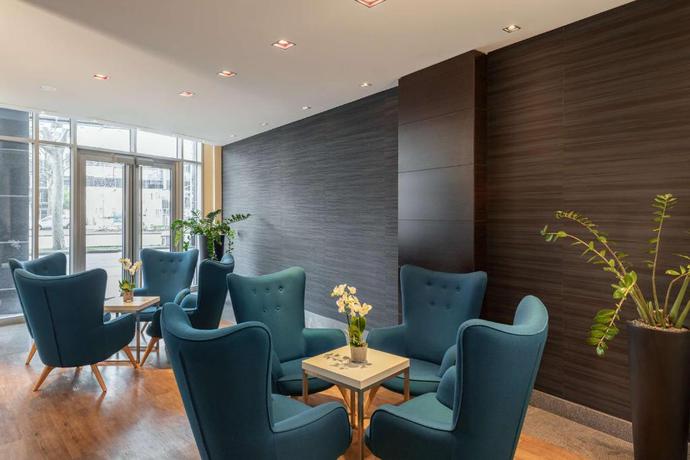 Imagen de los interiores del Hotel NH Danube City. Foto 15