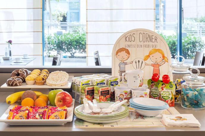 Imagen del bar/restaurante del Hotel NH Danube City. Foto 5